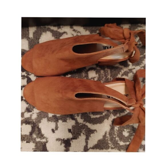 Women's Peep Toe Tie Back Shoe in size 8.5/9 EUC by JustFab - Picture 3 of 7